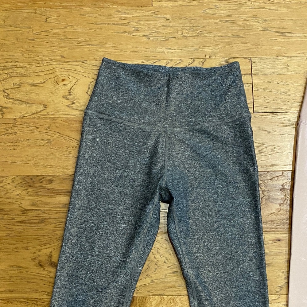 🔥Bundle🔥Beyond Yoga Shimmer Leggings - Gray and Pink size medium-Preloved - Picture 2 of 10